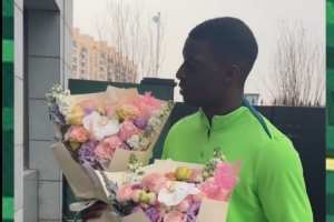 法比奥向训练基地负责洗衣的工作人员献花，感谢她们的照顾