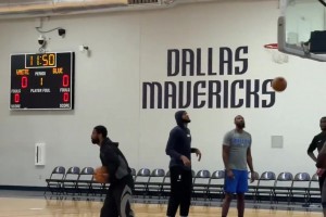 凯里·欧文正在给安东尼·戴维斯送出助攻！期待他们的 表现👍