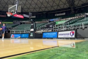 安东尼·戴维斯在独行侠队的训练中投篮练习🏀