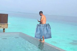 徐亮老婆晒出度假视频，徐亮是没穿裤子嘛为啥要挡着🫠