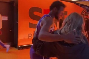 湖人119比132马刺止步八强，詹姆斯老婆在通道等候布朗尼和詹姆斯